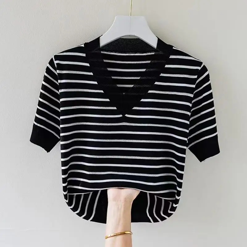 

Ice Silk ort Sve Knitted T-irt Women's V-Ne Striped Top Summer Design Sense Body irt Upper Apparel