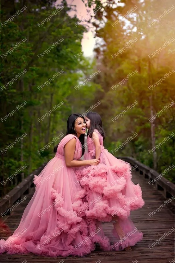 Puffy Pink Mother And Daughter Matching Dresses For Family Look V   Neck Ruffles Layered Photo Shoot Mom And Me Evening Outfits