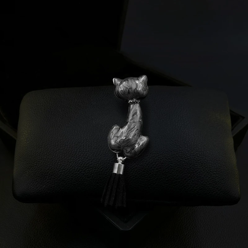 

Cute Pet Arrogant Black Cat Back Small Brooch for Women Suit Simple Cartoon Tassel Animal Lapel Pin Accessory Jewelry Gifts 2116