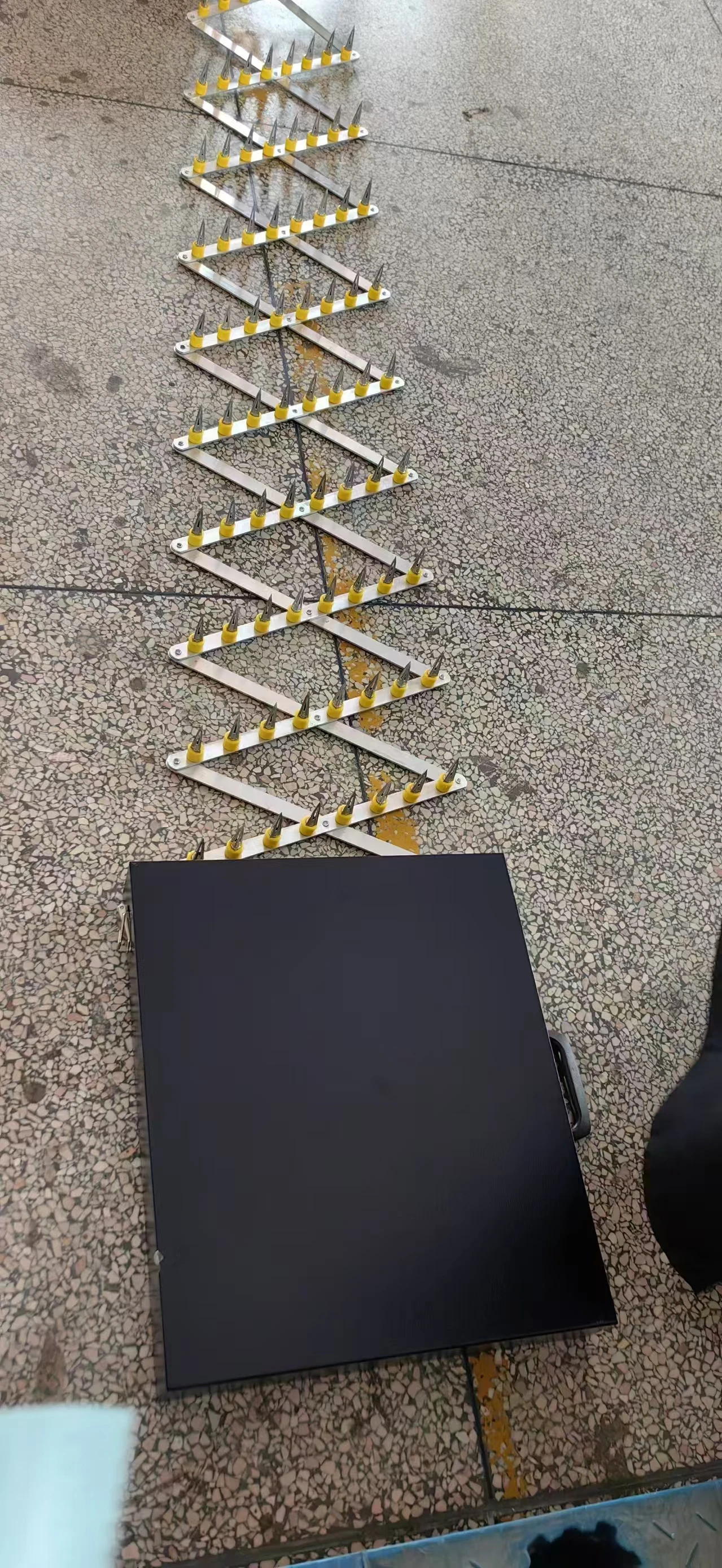 نظام شريط ستينغر سبايك اليدوي المعدني المحمول، أجهزة انكماش قاتل الإطارات، كتلة الطريق #6