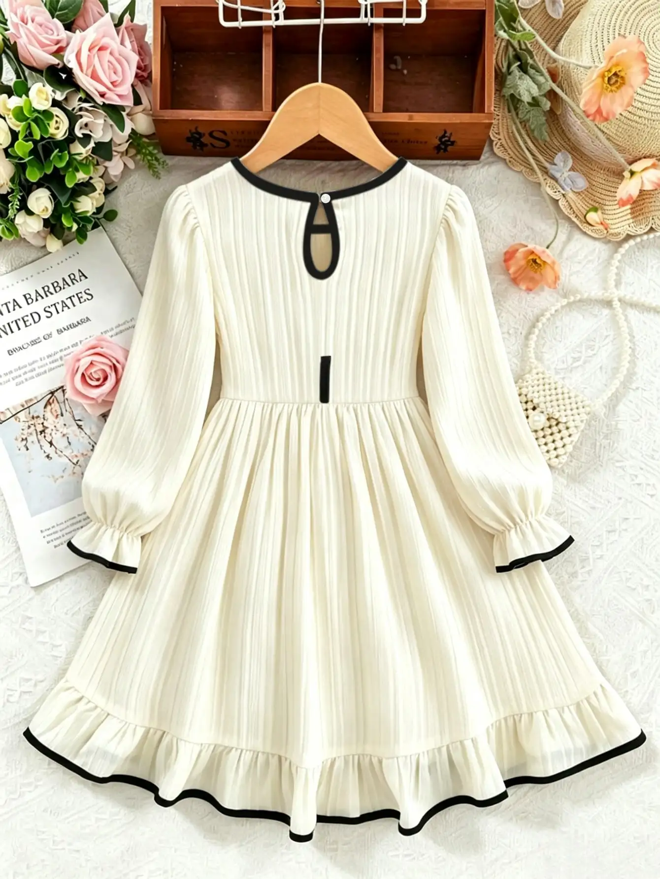 Mädchenkleid mit Rundhalsausschnitt, langen Ärmeln, tailliertem Schnitt, Schleife, gestreiftem Rock und Schlitz, Kinderbekleidung – Detail 5