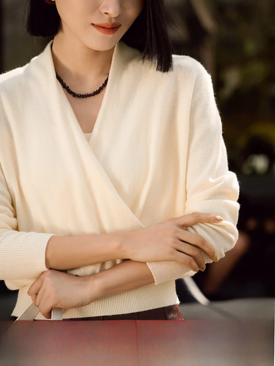 

XiaoHanGe 2025 Autumn Winter Commute Skin-friendly Wool Camere Crossed Button-down Collar Knitted Top Women's Faion