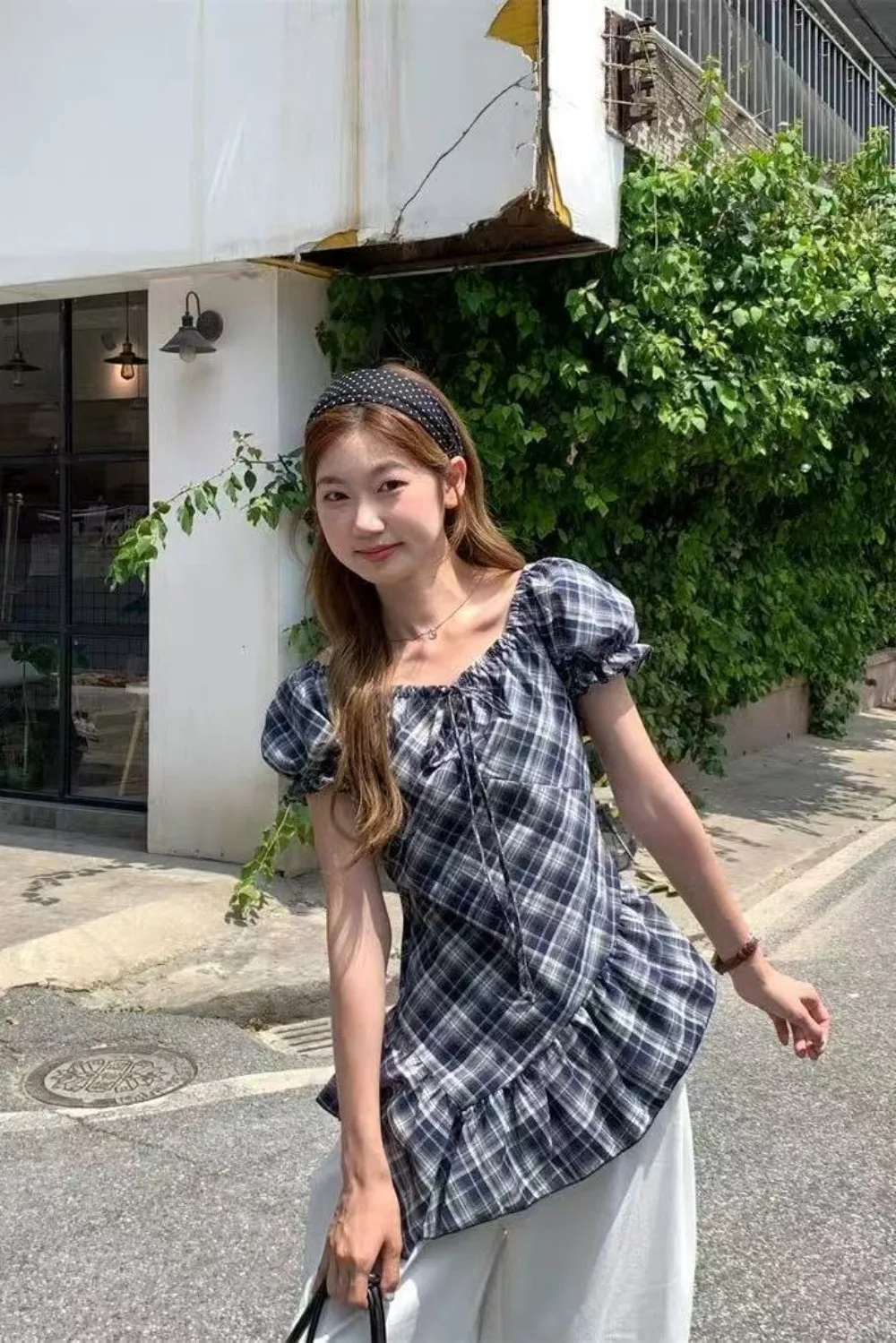 

Винтажная клетчатая блузка 2024, дизайн с пышными рукавами, рюшами, эстетический топ с асимметричным подолом, вырез в форме сердца, женская мода