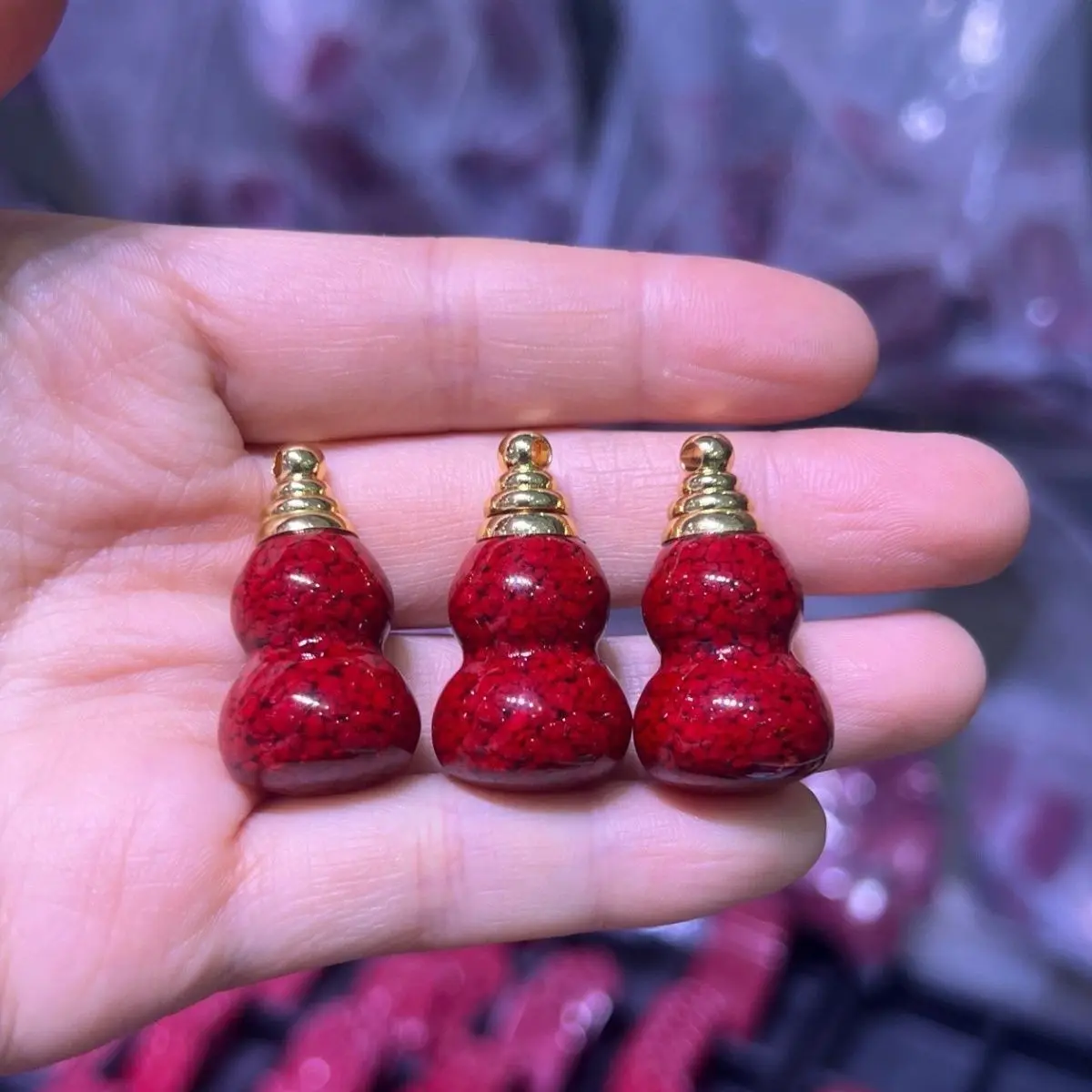 

Подвеска из натуральной киновари с кристаллами песочной тыквы, полая, можно открыть талисман на шею