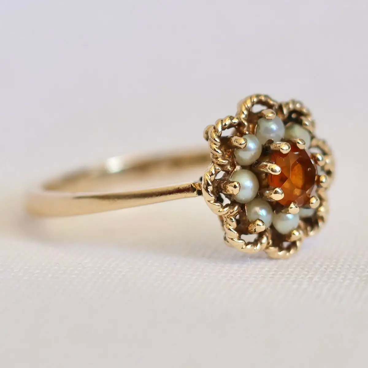 Vintage-style women's open-work flower-shaped synthetic gemstone ring, made of copper, suitable for daily wear
