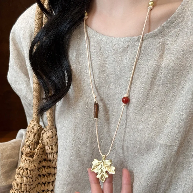 قلادة قلادة من خشب القيقب للنساء مصنوعة يدويًا بسلسلة حبل قابلة للتعديل على الطراز العرقي القديم سلسلة سترة طويلة معلقة على الرقبة #3