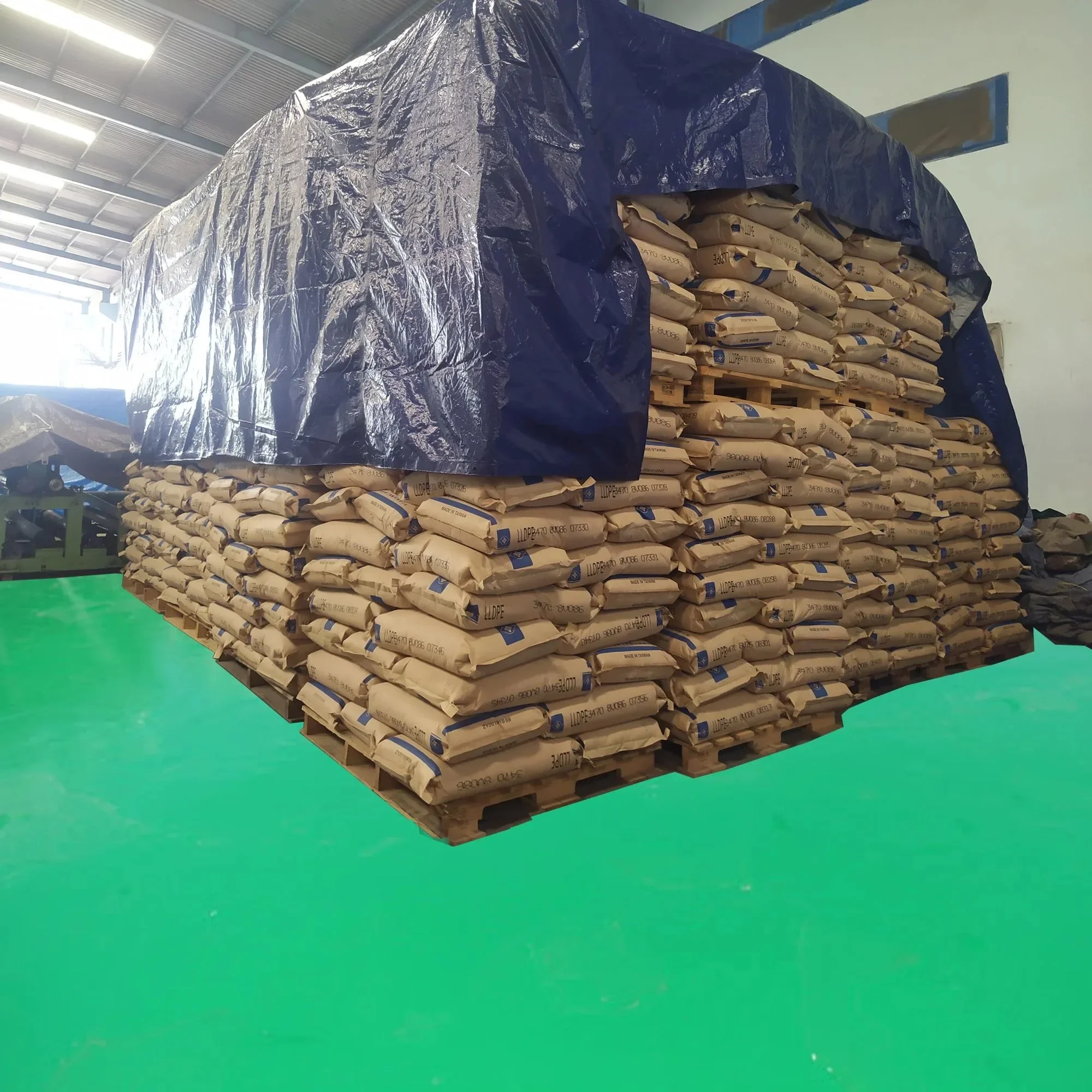 ผ้าใบกันน้ำ PE ขนาด 16' x 30' ทนทานต่อการฉีกขาด ใช้คลุมทุ่งหญ้า ซุงไม้ อุปกรณ์ รถบรรทุก สถานที่ก่อสร้าง ตั้งแคมป์