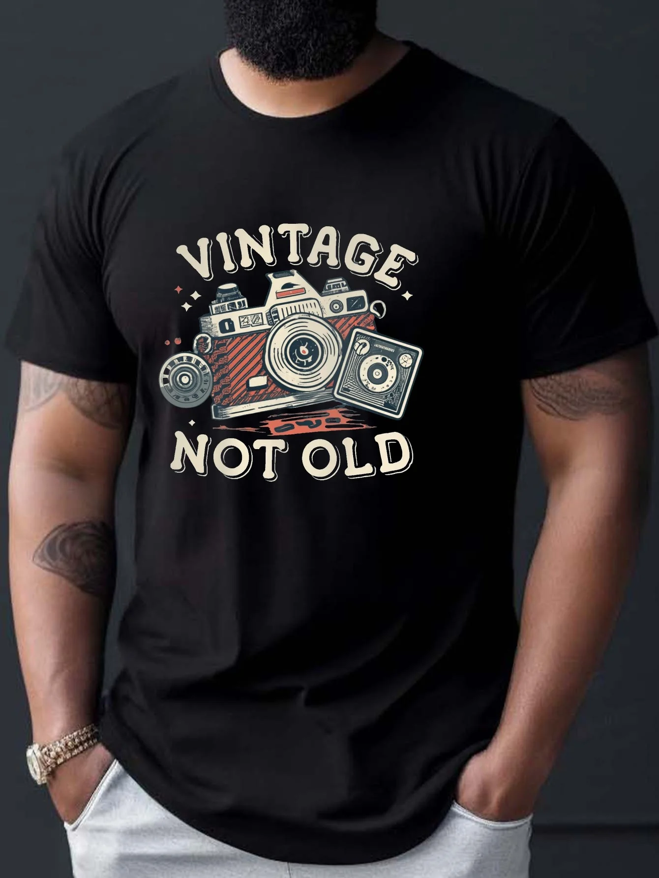 

Винтажная футболка с рисунком камеры — 220 г хлопка в стиле ретро, удобная посадка, идеально подходящая для повседневного использования