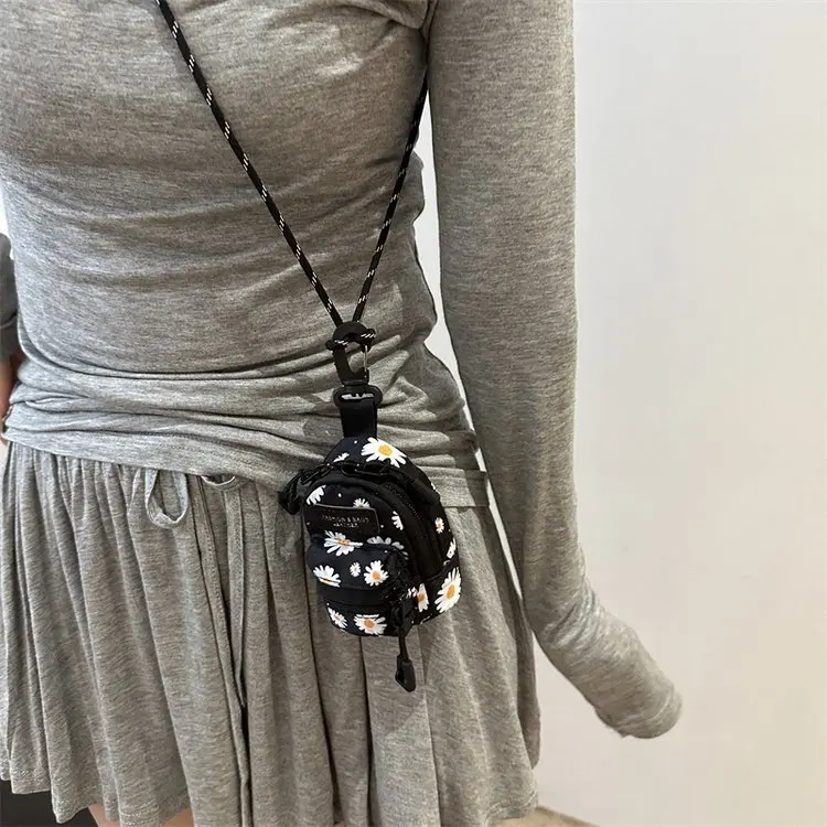 حقيبة نسائية صغيرة سماعات رأس صغيرة لأحمر الشفاه حقيبة قلادة عصرية بسيطة بتصميم متخصص من القماش حقيبة كروس بكتف واحد