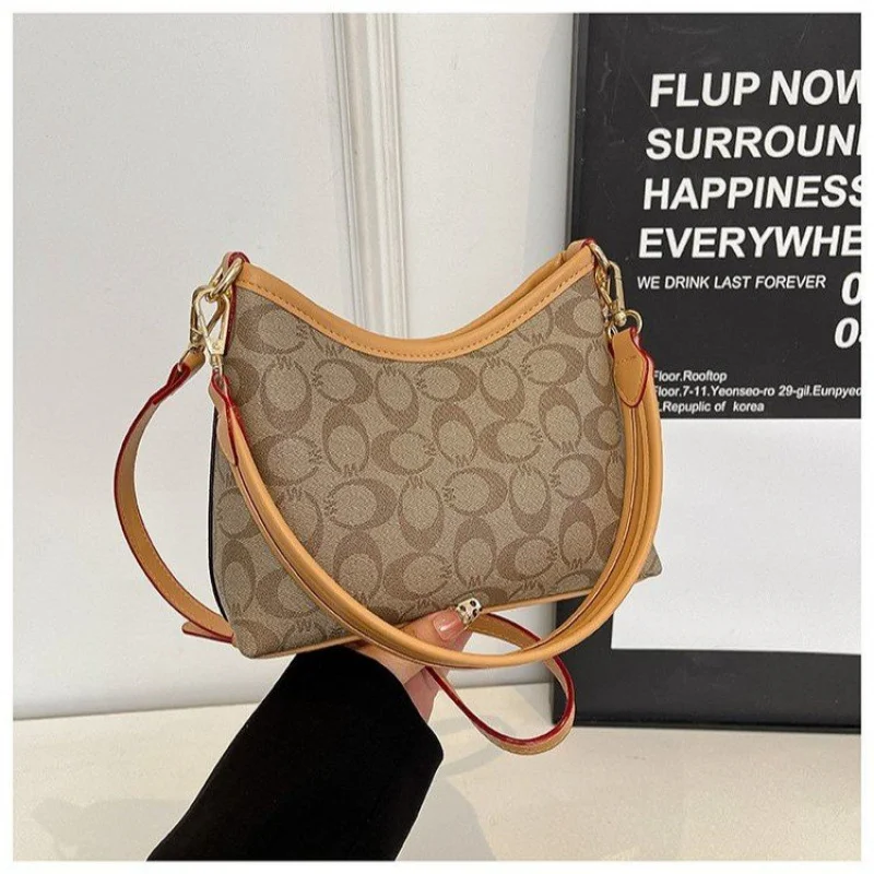 

Fashionable Ladies Crossbody-Bag Made Of Houndstooth Leather Featuring Designer Inspired Lasting Vintage Style​