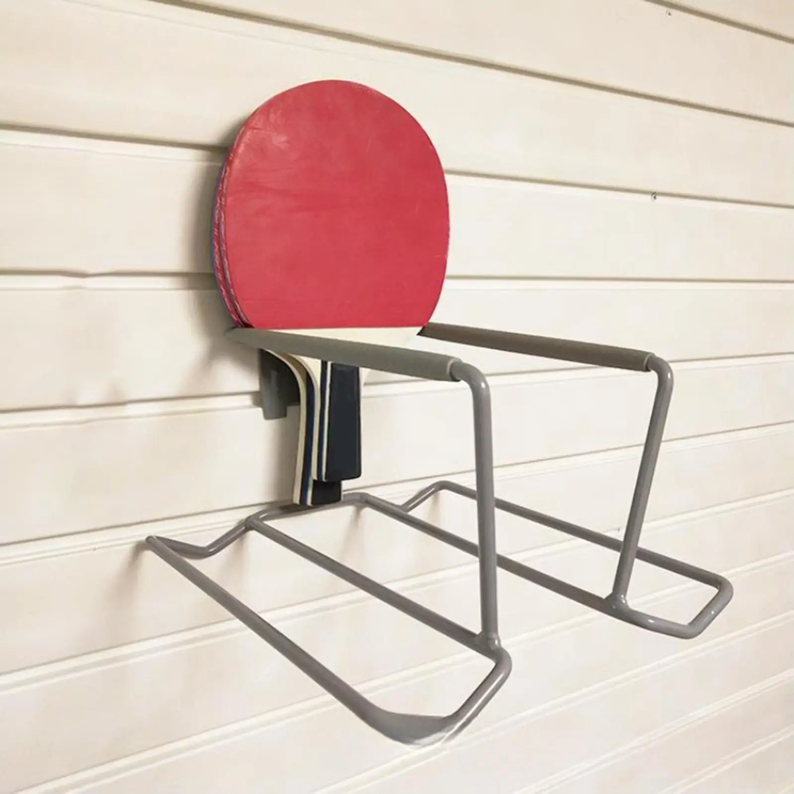 

Настенное крепление для теннисных ракеток. Практичная экономия места. Легкость.