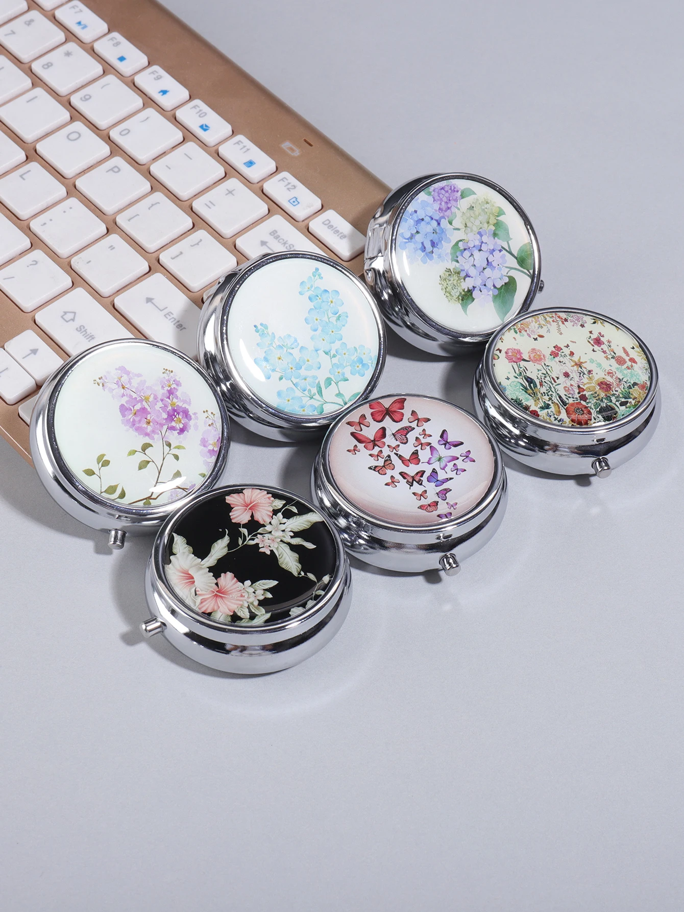 Niedliche 3-Fach Pillendose aus Edelstahl Runde Kapsel-Medizinbox mit Blumenmuster Medikamenten-Organizer Behälter mit Trennwand – Detail 1