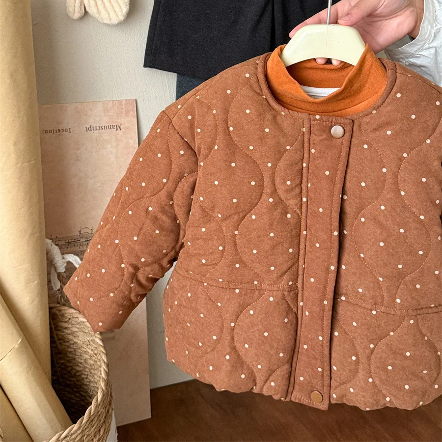 معطف شتوي قطني منقط للفتيات لعام 2025 منتج جديد من سلسلة سين النسخة الكورية فضفاض ومتعدد الاستخدامات