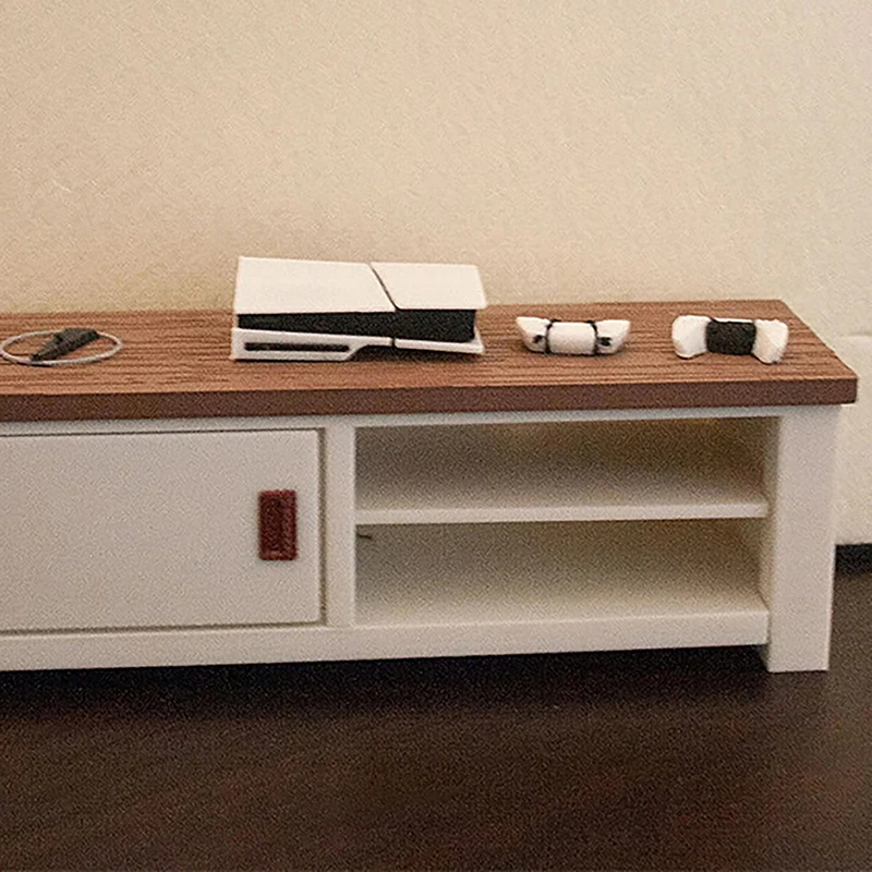 

1 Set 1/12 Dollhouse Miniature Game Console Mini Game Handle Model Hand Puppet Doll Accessories DIY Dolls House Home Decoration