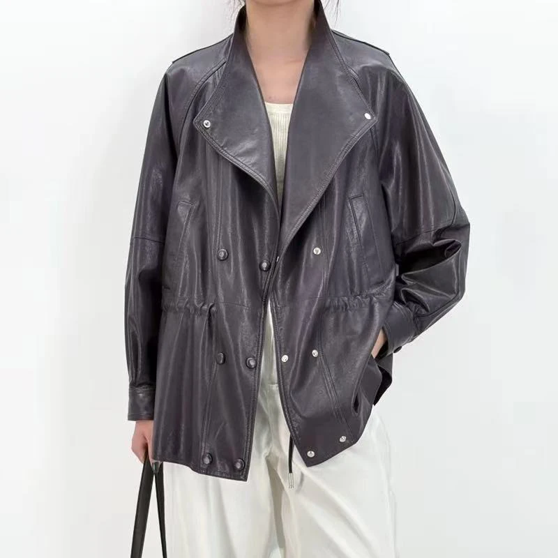 レザージャケット 冬用 レディース エレガント スタイリッシュ オイルワックス加工 シープスキン スタンドカラー ドローストリング スリム ダブルボタン ミディアム～ロングコート