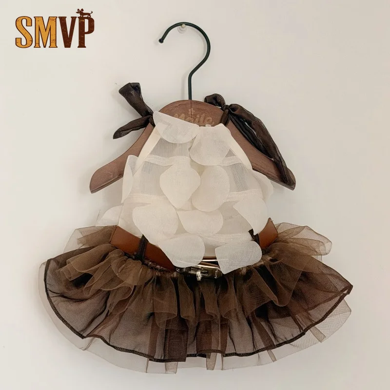 vestido-tipo-bandolera-blanco-y-marron-para-mascotas-con-detalles-de-borde-de-petalos-cinturon-ajustable-adorno-vestido-de-tul-marron-de-varias-capas-disfraz-festivo-para-fiestas