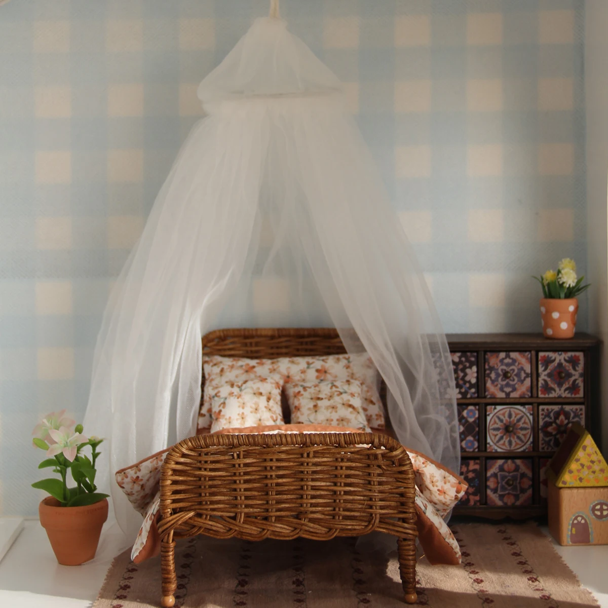 1:12 Miniatur-Kinderbett aus simuliertem Rattan mit Bettwäsche, dreiteiliges Set, geeignet für Kinderspielhaus-Dekoration