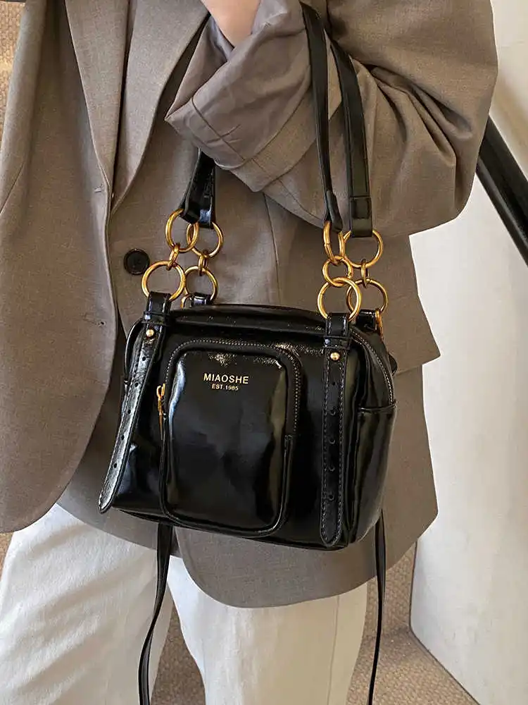 حقيبة كروس متعددة الاستخدامات بتصميم عصري جديد للنساء لربيع وصيف نمط غير رسمي تحت الإبط حقيبة صغيرة مربعة من جلد البولي يوريثان متينة باللون الأسود