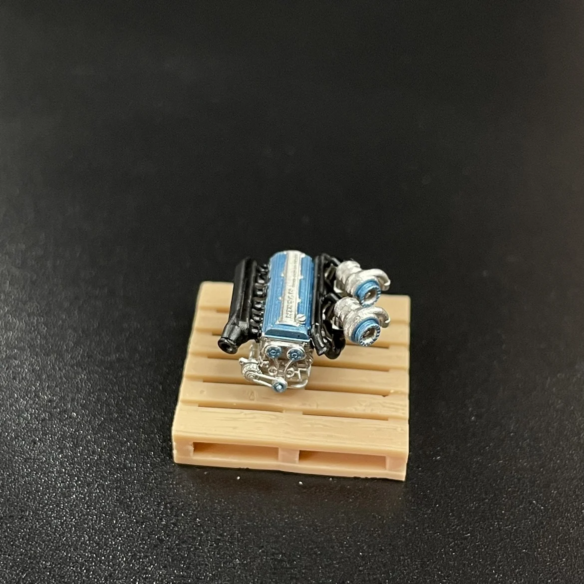 

1/64 GTR Engine Model Modification Auto Repair Tool Model Scene Accessories Miniature Garage Scene Collectible Figure