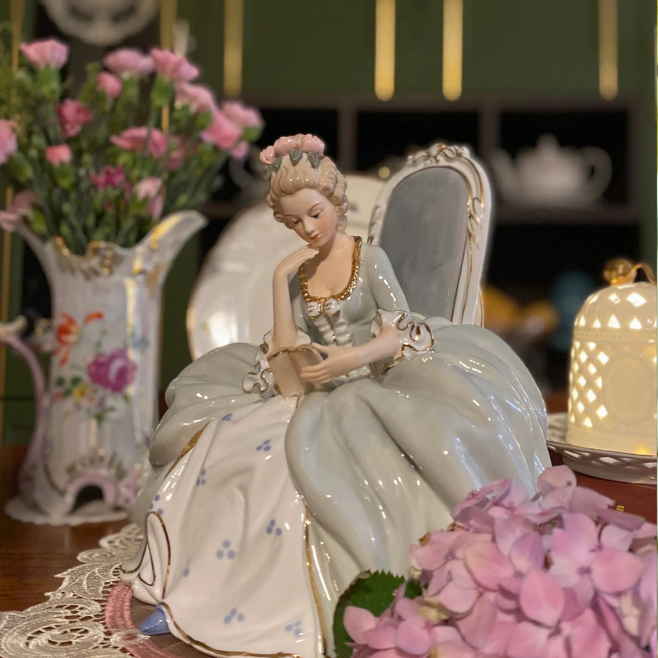 Western character ornament reading atmosphere beautiful woman height 26cm width 30cm modern European home simple