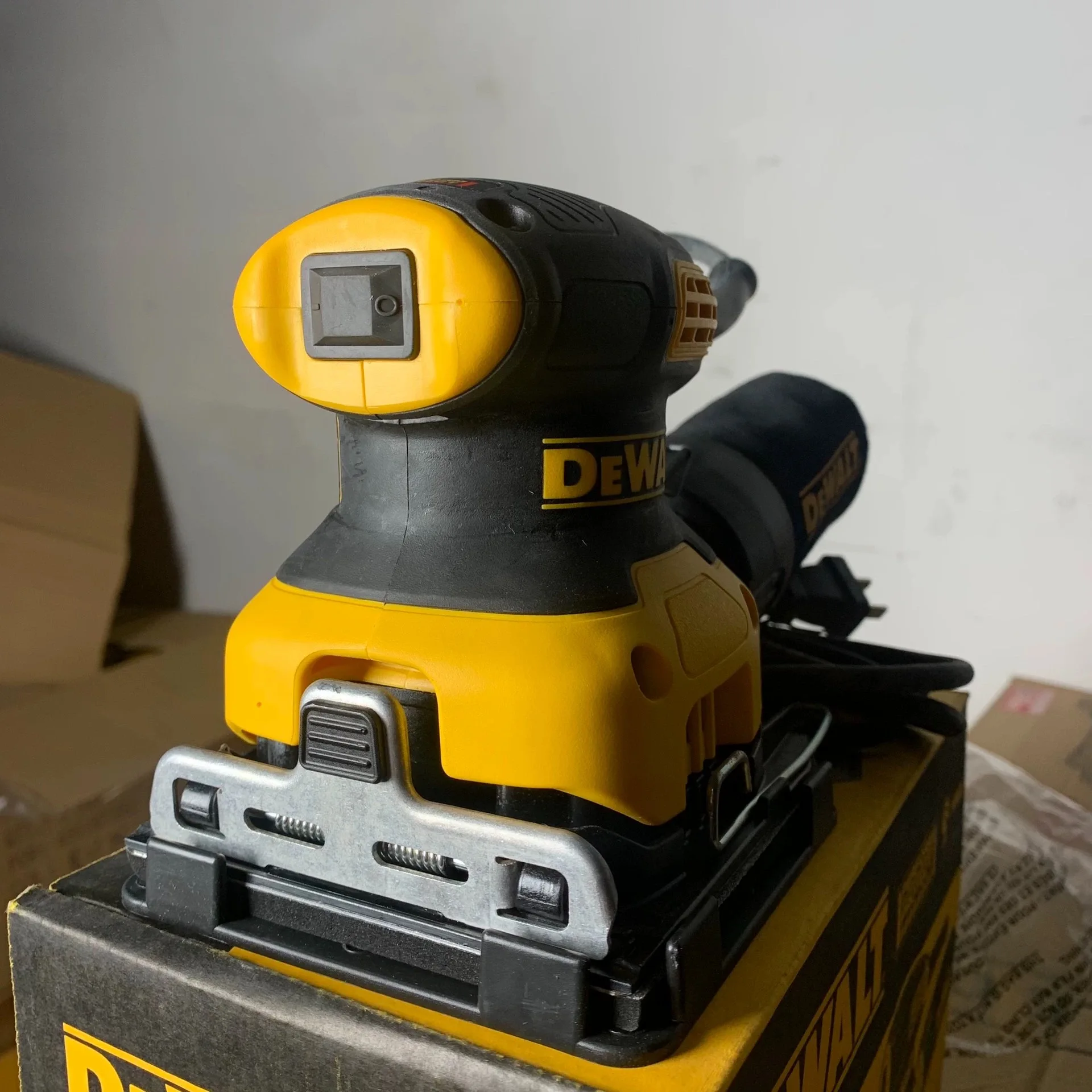 New DeWALT DWE6411 1/4 inch 2.4A 12000 Opm wired sanding machine 220V