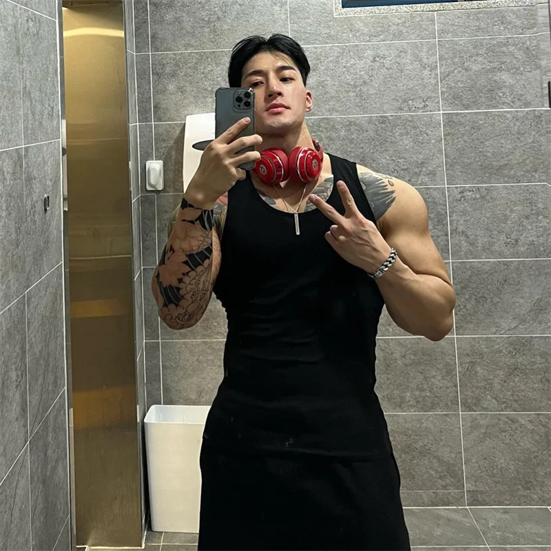 سترة رجالية بلون سادة قابلة للتنفس سريعة الجفاف سترة رياضية مرنة للرجال بدون أكمام قميص لياقة بدنية للرجال قميص بدون أكمام غير رسمي