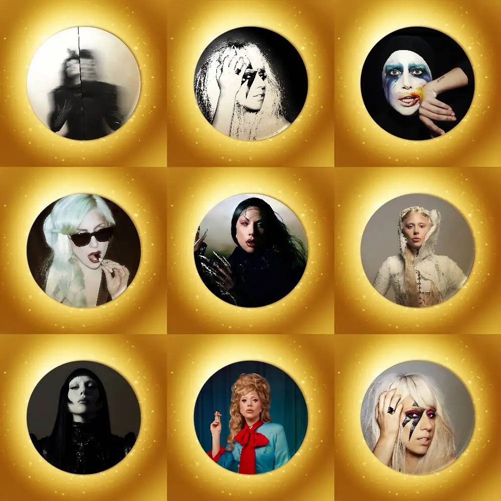 Singer L-Lady Singer G-Gaga Emaille-Pins, handgefertigte runde Brosche, L Killer Yagami Light Cosplay-Abzeichen, Rucksäcke, Schmuck, Geschenke