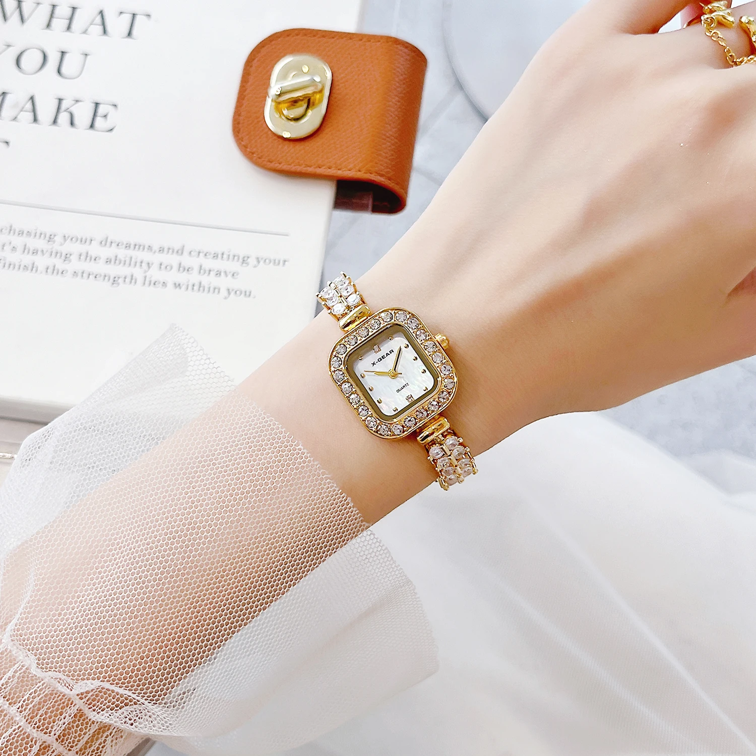 ساعة X-GEAR النسائية المربعة الصغيرة الجديدة - سوار الماس ذو الصف المزدوج مع قرص أم اللؤلؤ العصري ولمسات الماس Quar