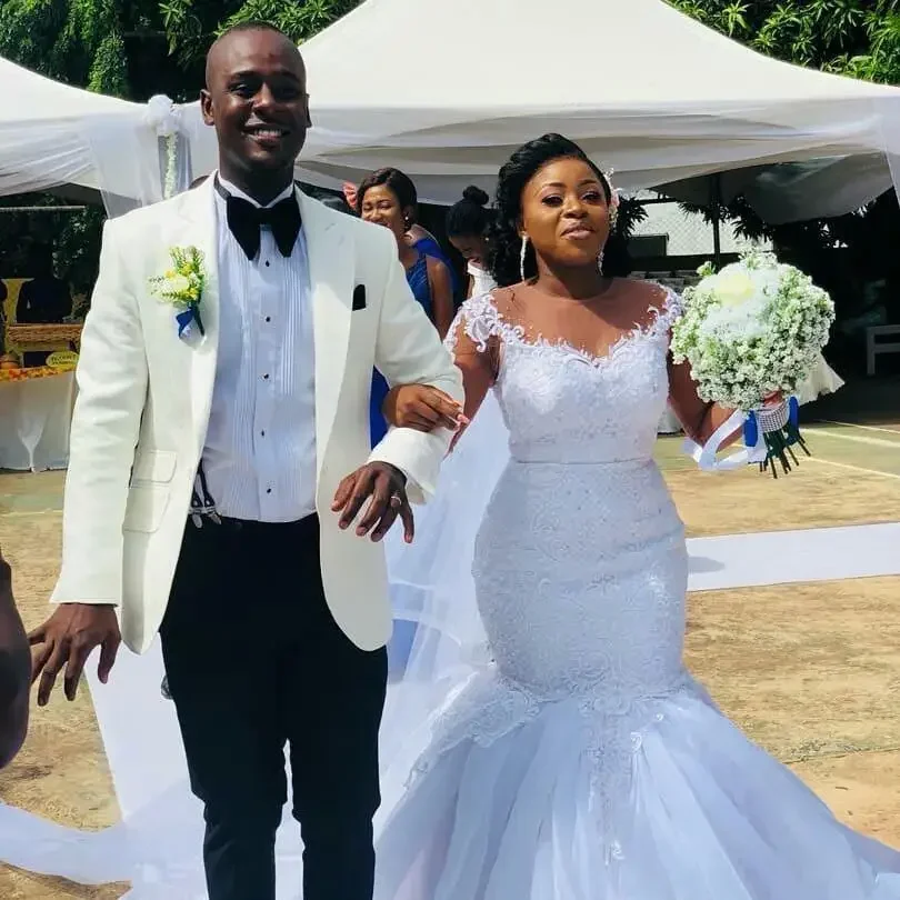 

Customized African White Wedding Dresses Mermaid Lace Illusion Long Sleeves Bridal Gowns Vintage Gorgeous Plus Size Wedding Form