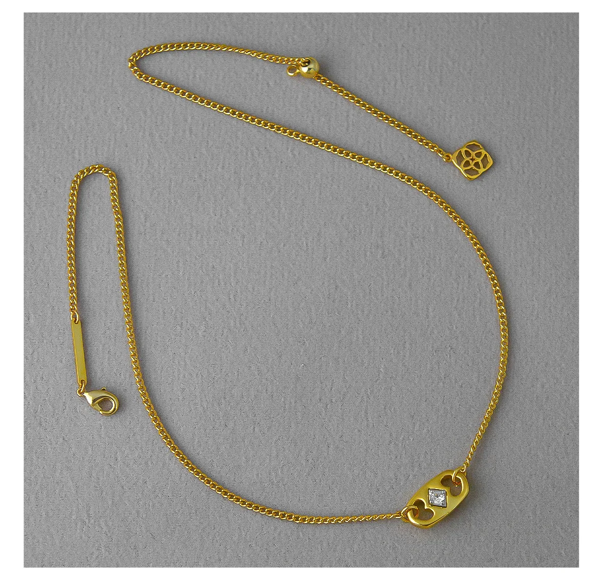 YEEVAA Collar con colgante corto de circonita hueca ovalada serie navideña, diseño elegante y brillante, joyería de moda para mujer