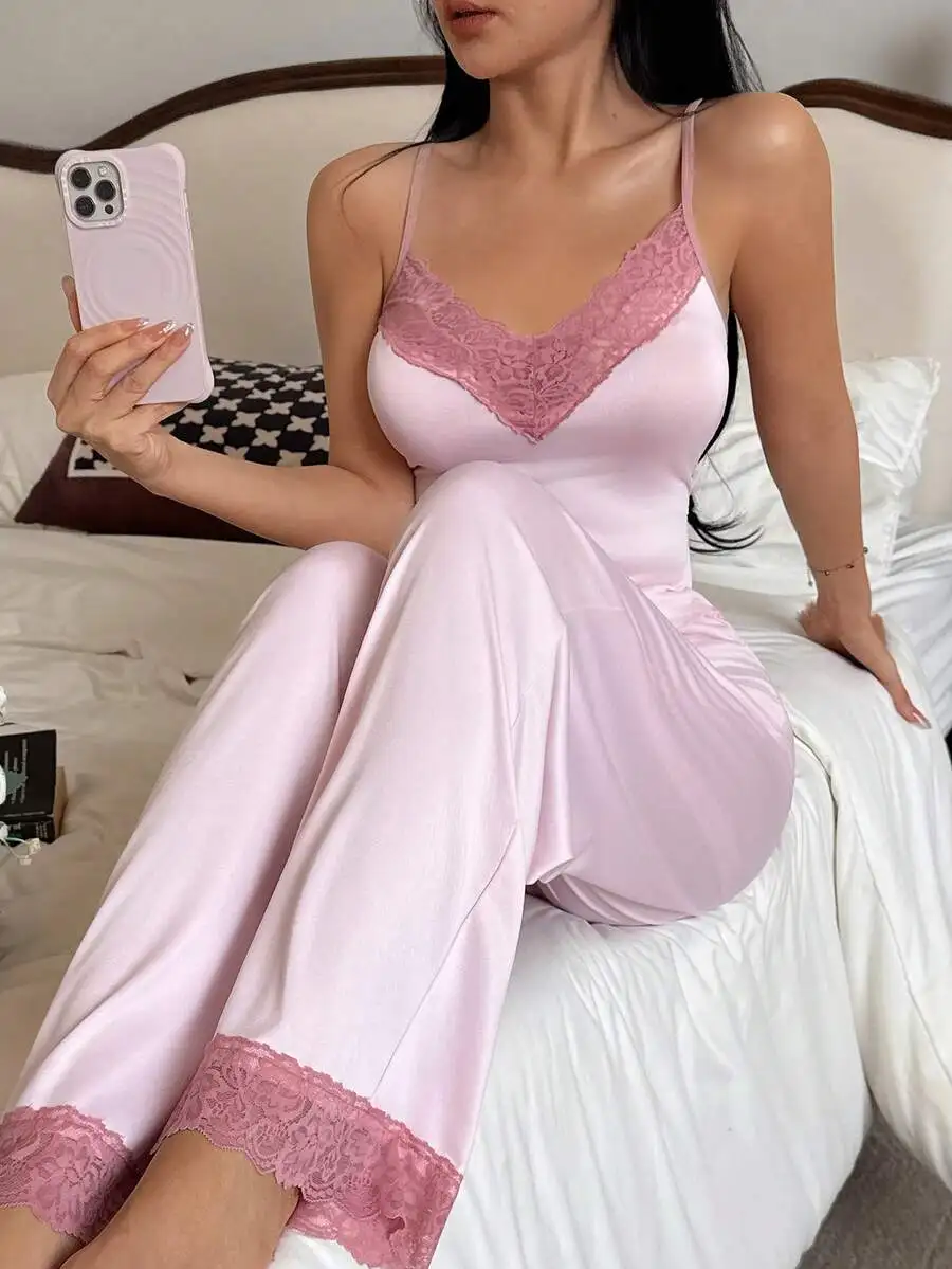 

Женский комплект для сна с розовой кружевной отделкой - майка и брюки с широкими штанинами