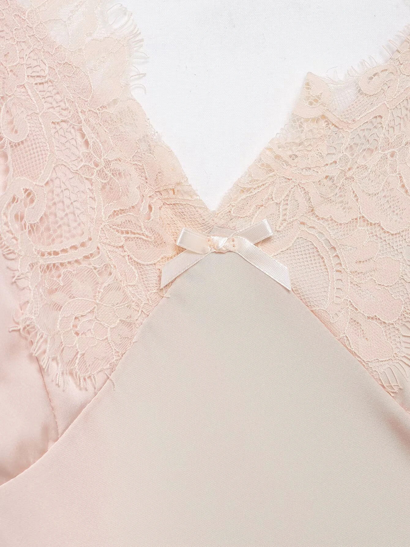 Abito corto con giunture in pizzo con trama di seta rosa con scollo a V stile puro desiderio delle nuove donne invernali 2025