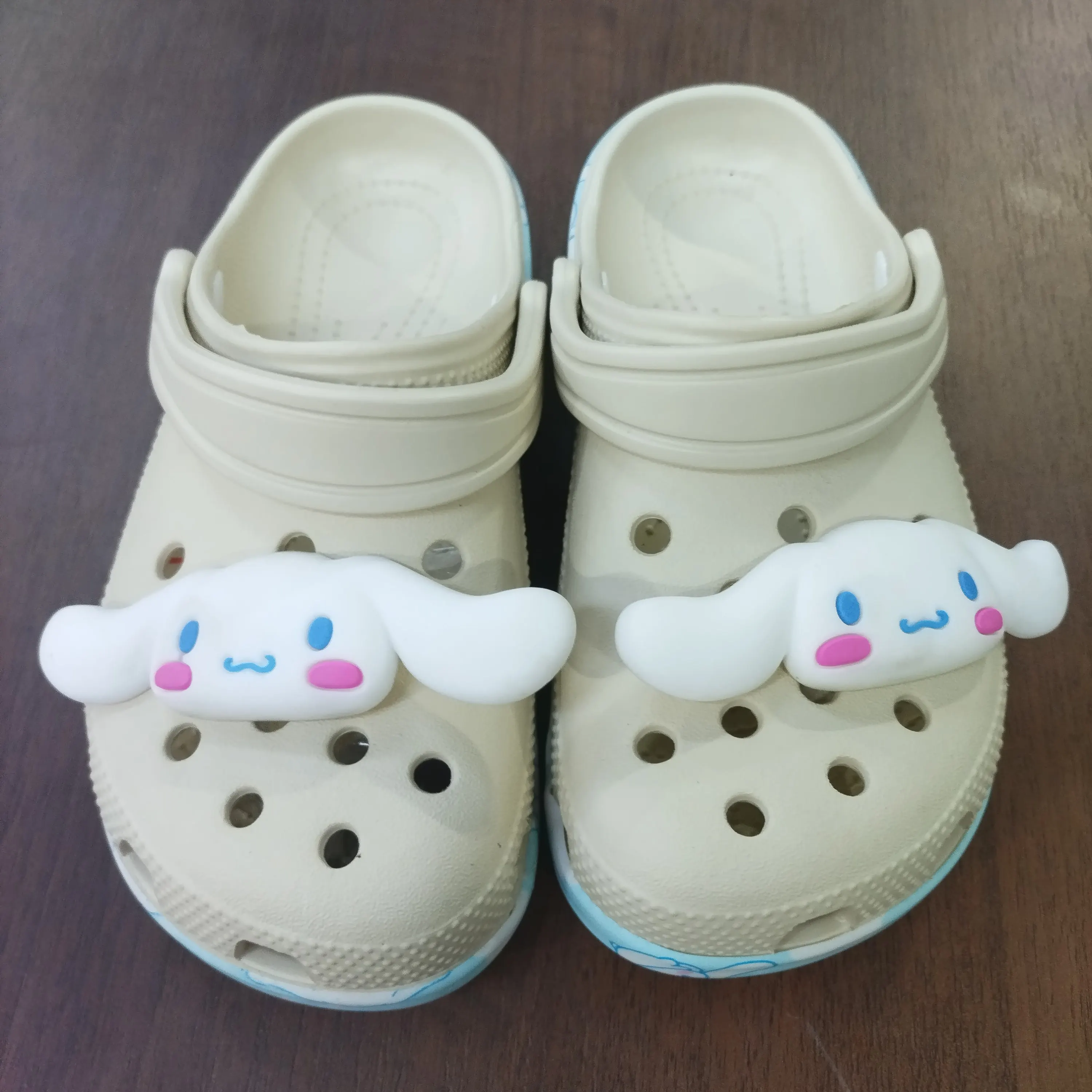 

Противоскользящие шлепанцы с рисунком аниме Sanrio, летняя пляжная уличная одежда, удобная тематическая игрушка и хобби с ощущением шагов