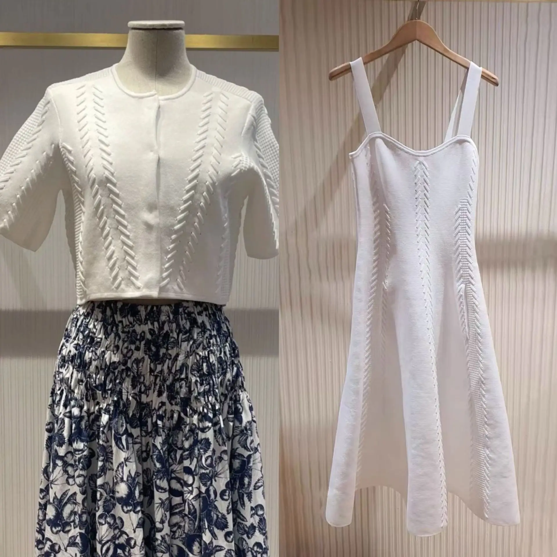 بدلة نسائية بيضاء مكونة من قطعتين، سترة بيضاء محبوكة بأكمام قصيرة أو فستان بحمالات ضيقة