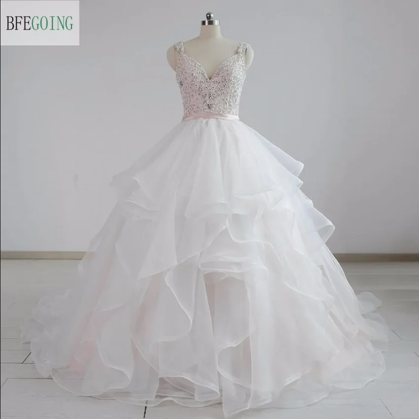 Ballkleid-Hochzeitskleider, Kapellenschleppe, maßgeschneiderter Tüll, Perlenstickerei, V-Ausschnitt, bodenlang, ärmellos, Lagenrock