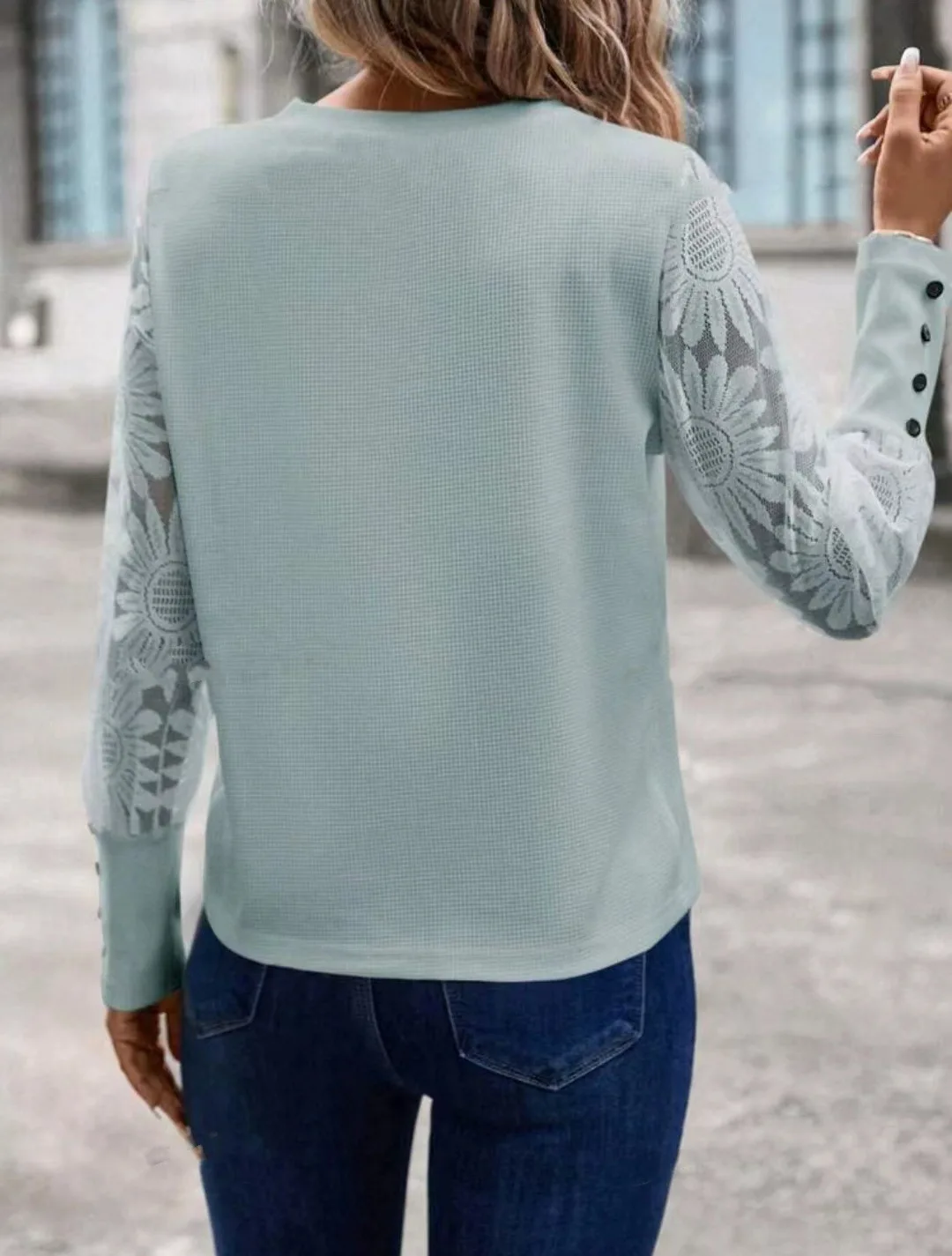 Beigefarbenes Waffelstrickoberteil für Damen, Spitze getäfelt, Blumenärmel, Knopfmanschetten, Rundhalsausschnitt, für lässige, schicke Street-Fashion-Alltagskleidung – Detail 11