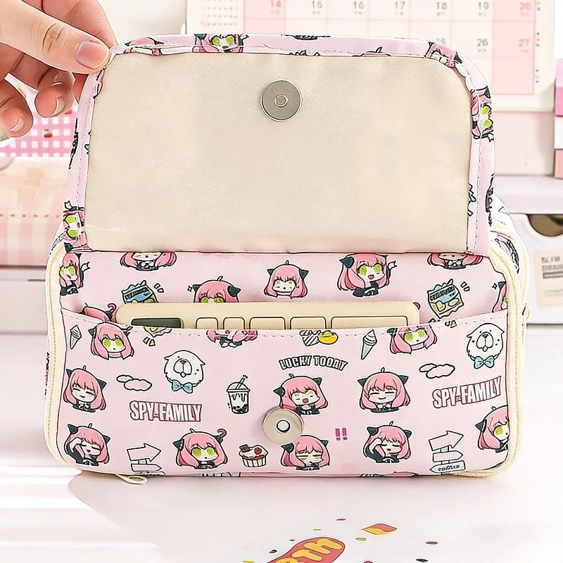 Estuche para lápices de gran capacidad con diseño de Spy×Family, estilo kawaii, con motivos de corazones y dibujos animados, tipo «ita bag», multifuncional, para guardar material escolar y artículos de papelería.