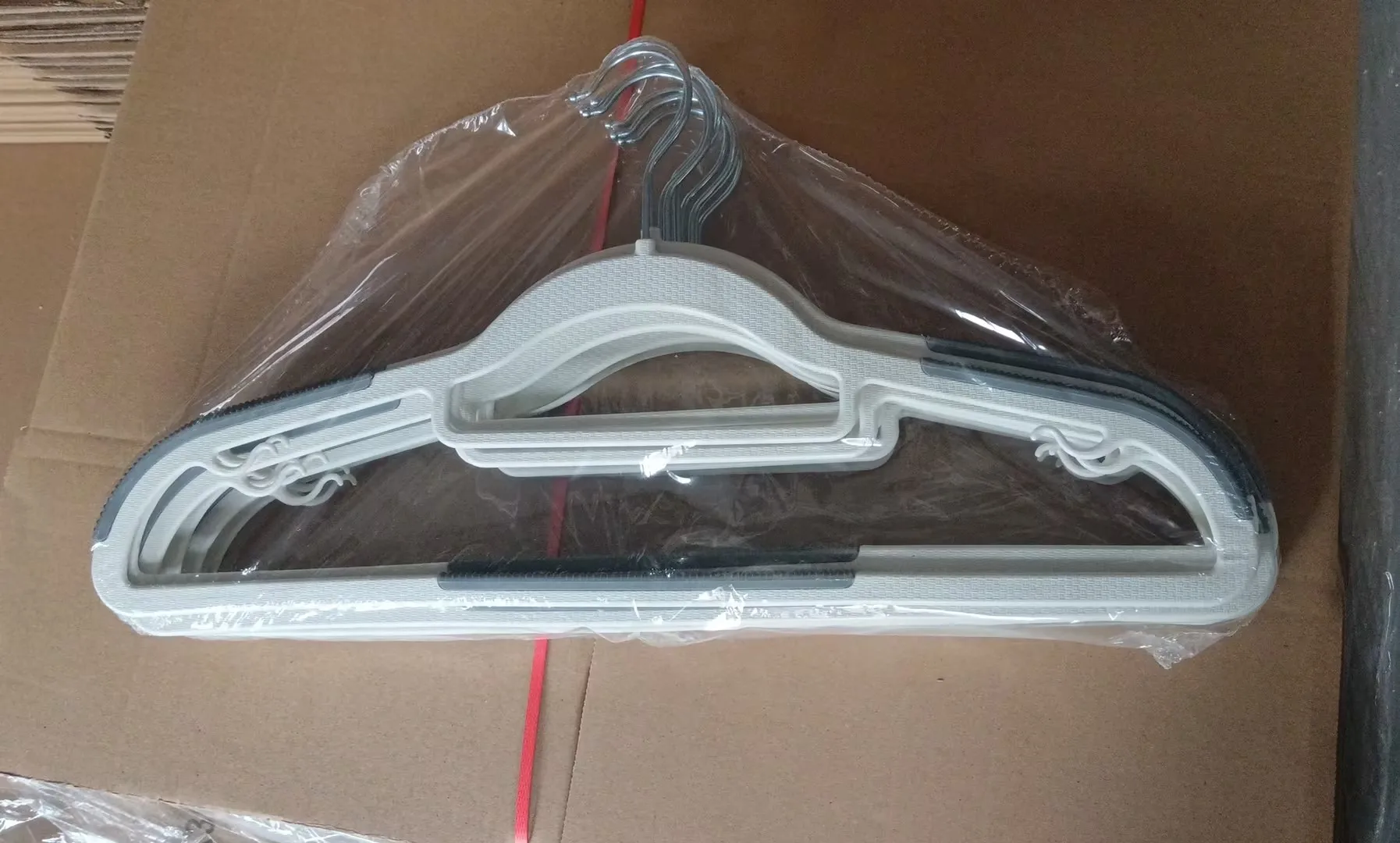 10-teiliges Set robuste Trocken- und Nasskleiderbügel mit rutschfesten Pads, platzsparend mit einem dicken, ultraleichten Organizer. ﻿ – Detail 1