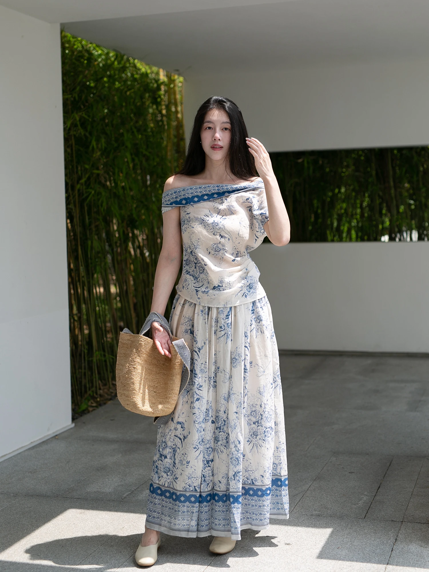 

Летний комплект женской одежды: асимметричный топ и юбка А-силуэта из шелкового льна с узором под сине-белый фарфор