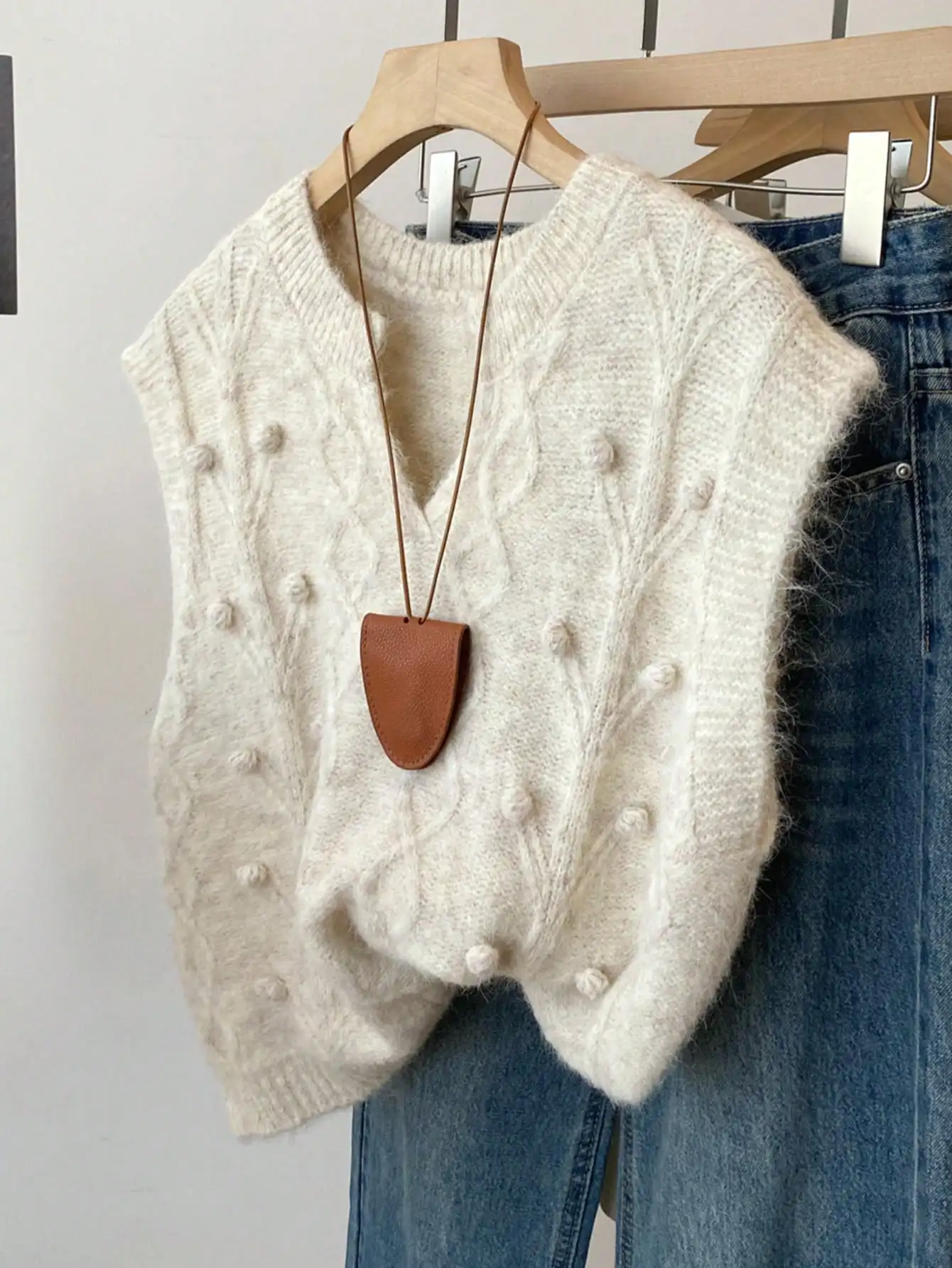 

Пушистый вязаный жилет без рукавов с 3D помпонами, свободный укороченный свитер с V-образным вырезом для весны