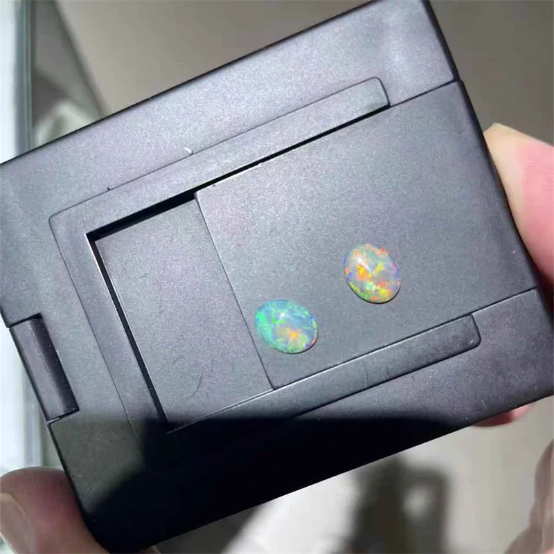 

2 натуральных опаловых камня, происхождение драгоценных камней: Австралия, размер драгоценных камней: 7*9 мм, вес драгоценных камней: 1,69 карата