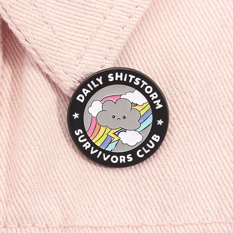 Daily Shitstorm Survivors Club Emaille Pin Cartoon Dark Clouds Regenbogen Brosche Revers Rucksack Abzeichen Schmuck Geschenk für Freunde