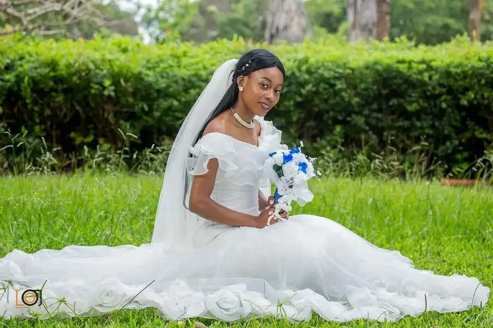 Vestido de novia personalizado con hombros descubiertos y volantes, cola de barrido, elegante vestido de novia sin mangas para jardín de sirena