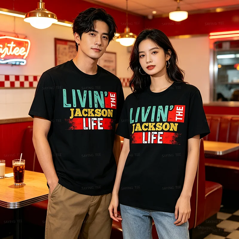 �Livin' The Jackson Life“ T-Shirt mit dem Namen „Jackson“ – Y2k personalisiertes Kurzarm-Oberteil, originelles Geschenk, humorvolle Streetwear-Kleidung – Detail 4