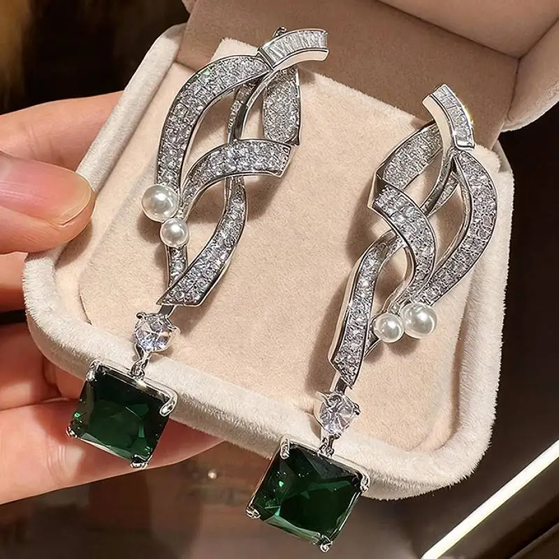 Huitan Ästhetische Damen-Ohrringe mit Imitationsperlen, elegantes Party-Accessoire, eingelegt mit hellgrünem CZ, trendiger Schmuck für die Hochzeit
