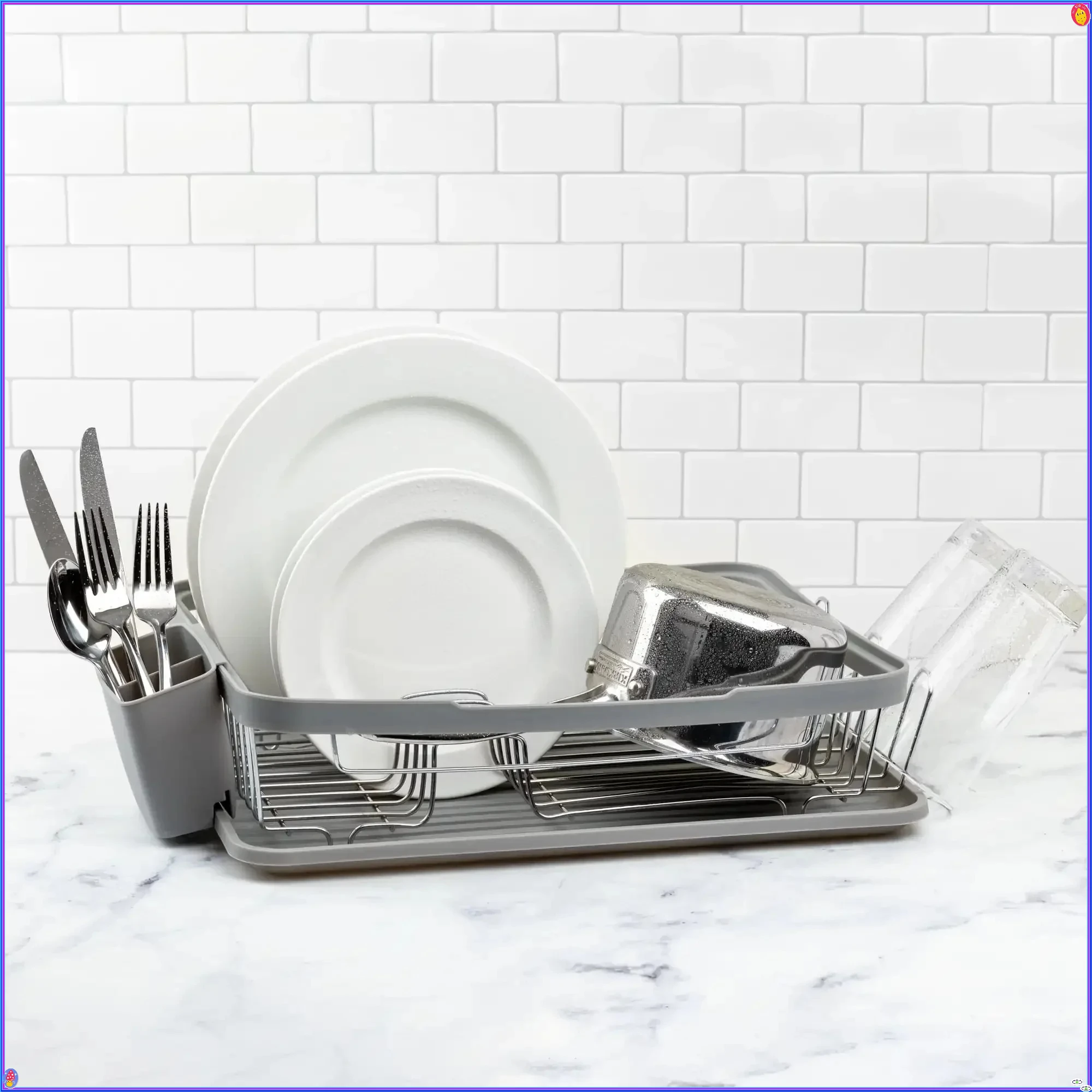 

Серая пластиковая сушилка для посуды с подставкой для столовых приборов, прочная конструкция, компактный кухонный органайзер.