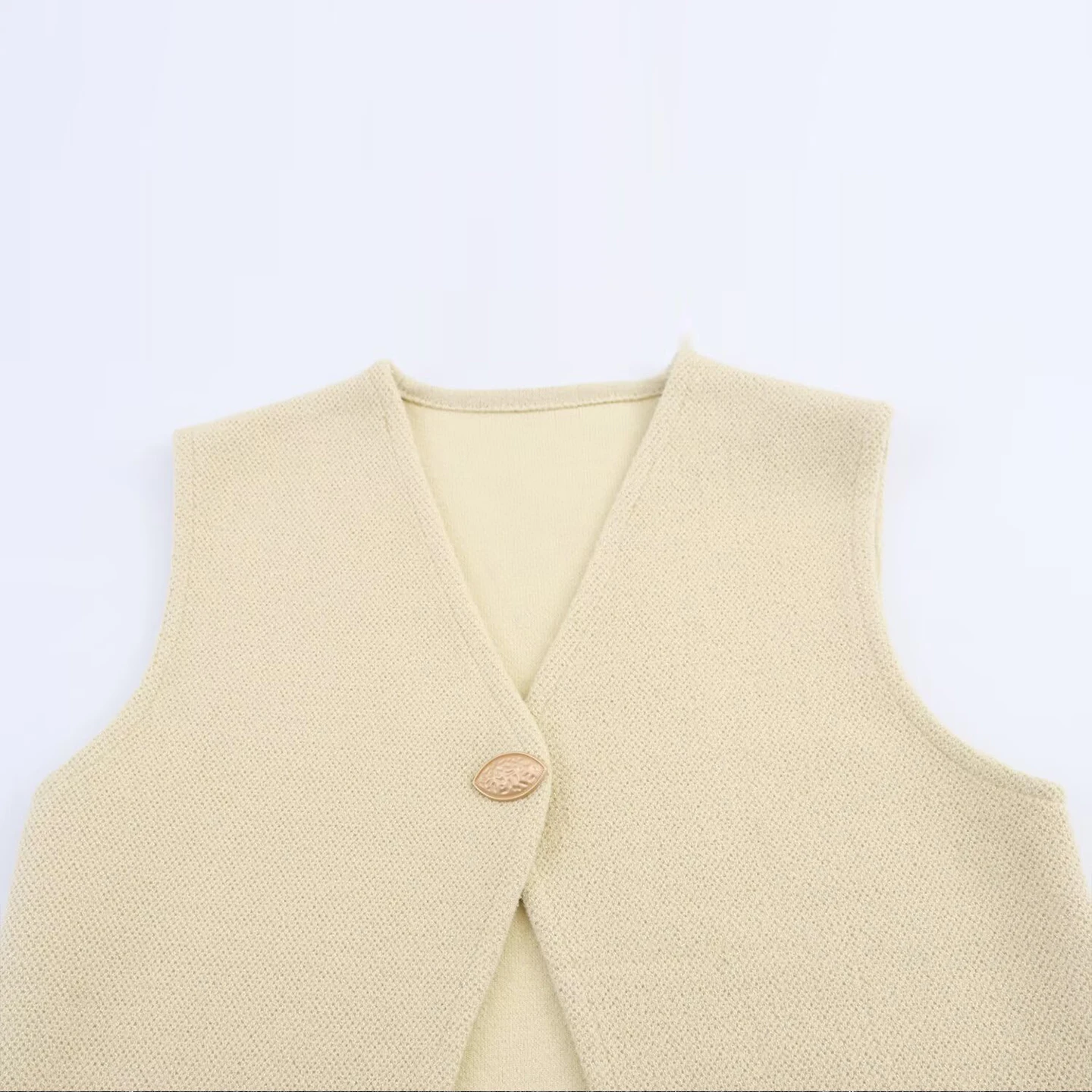 

Faionable Knitted One-Button Vest for Women Summer 2025 Seasonal New Sle Versatile Single Button Polyester Fiber V-Ne