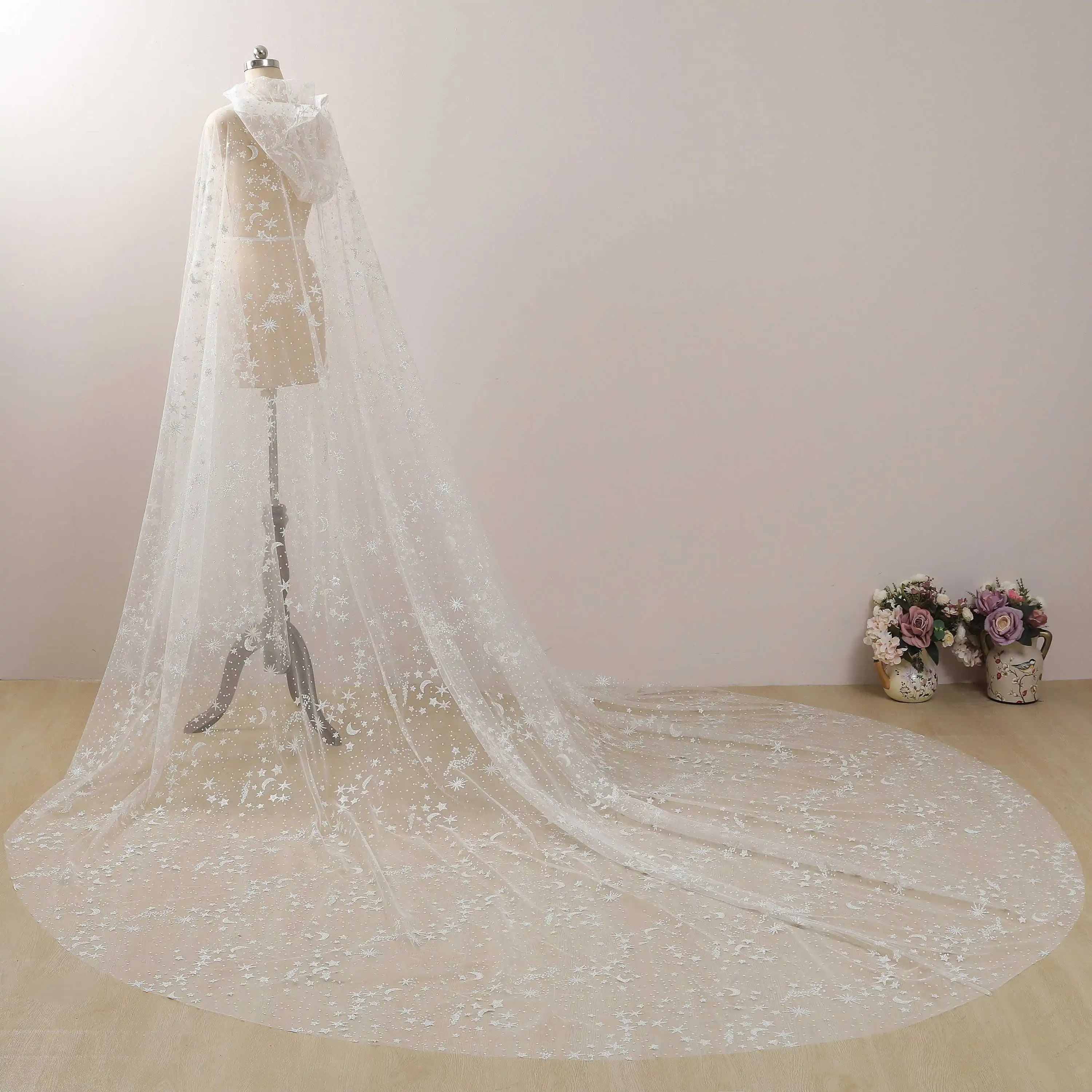 Giacca avvolgente da sposa con cappuccio scintillante Custom Made Star and Moon Lace Women mantello da sposa velo lungo sposa accessori da sposa chiesa