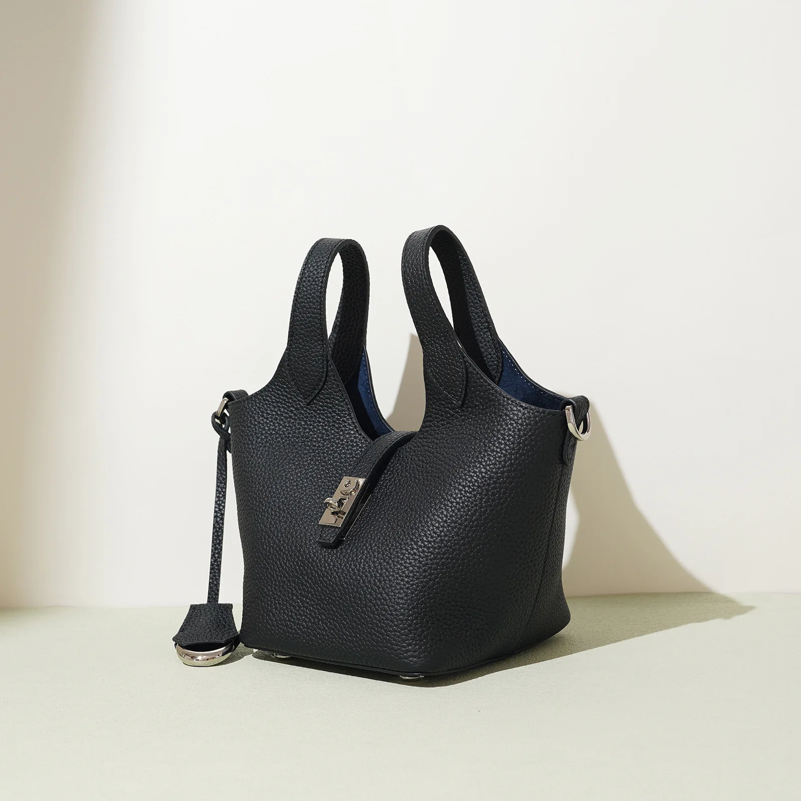 

2025 spring and summer soft leather one-shoulder crossbody bag niche women's handbag