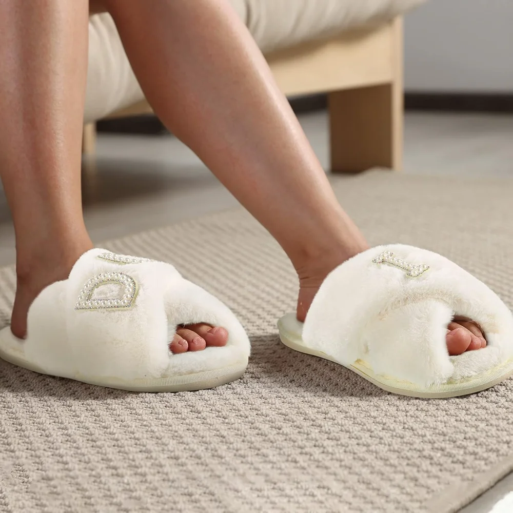I Do Braut Weiße Plüsch-Hausschuhe mit Offener Spitze, Perfektes Accessoire und Geschenk für Hochzeit, Junggesellinnenabschied und Brautparty – Detail 4